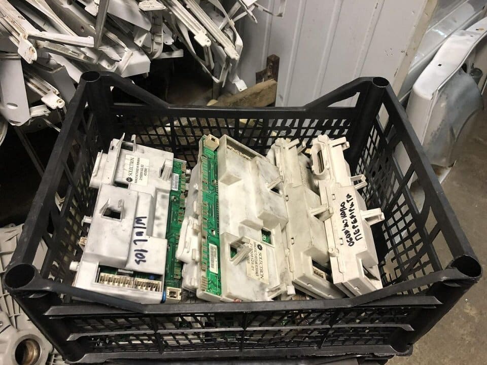 Продаємо нові та вживані запчастини до пральних машин