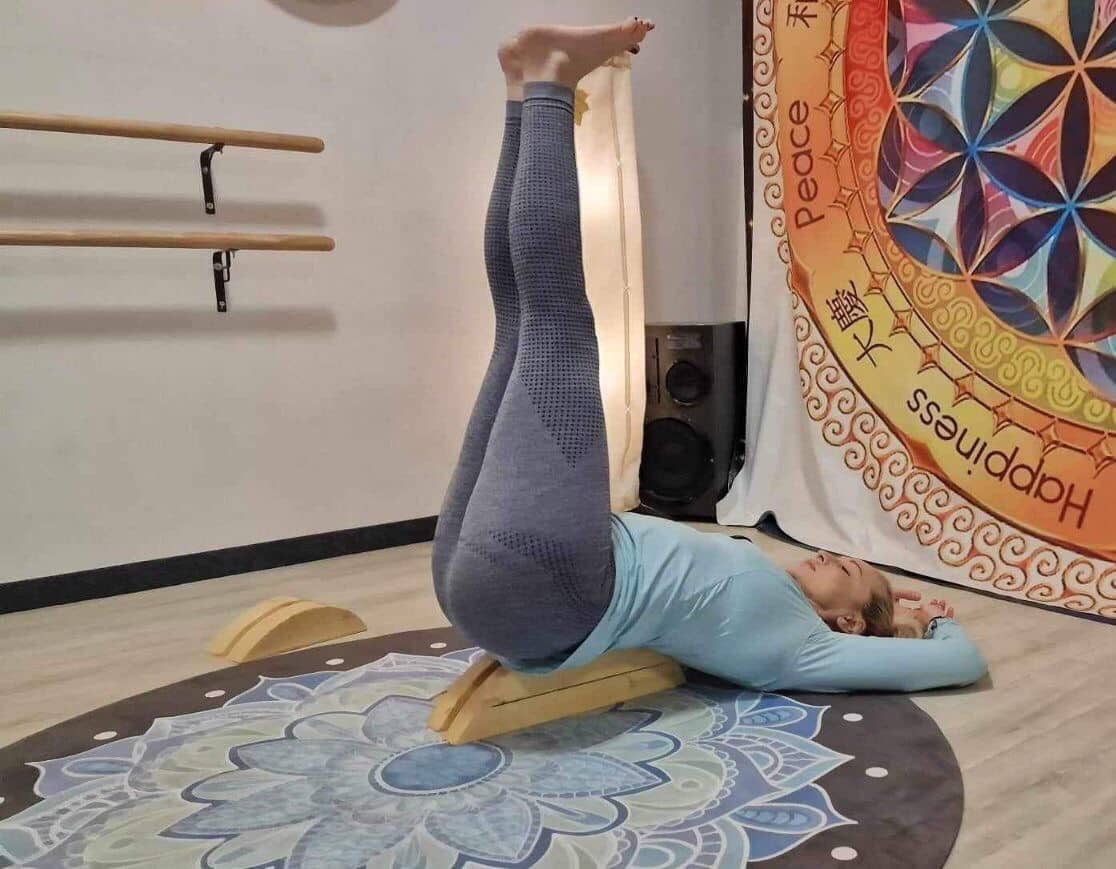 Мостик для спины. Спорт. Фитнес. Йога. Гимнастика.