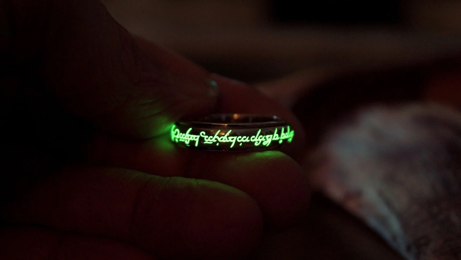 Кольцо Всевластия со светящейся надписью
