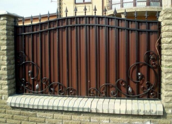 Створюємо надійні огорожі та навіси для вашого будинку