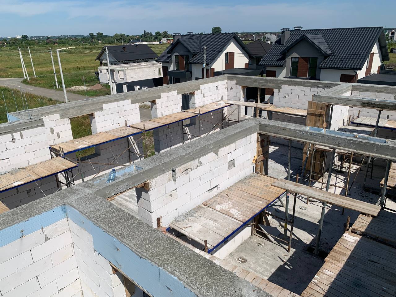 Будівництво будинків – від фундамента до даху