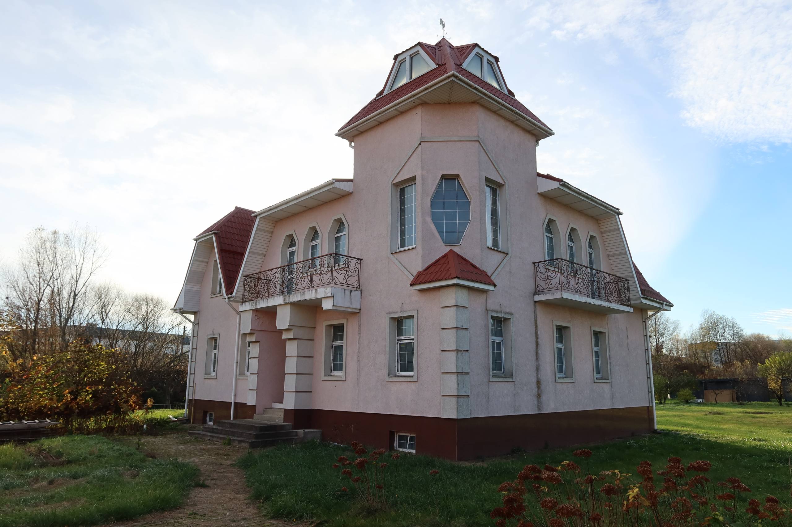 Продається будинок 300м2 з терассою і гостьовим будиночком з