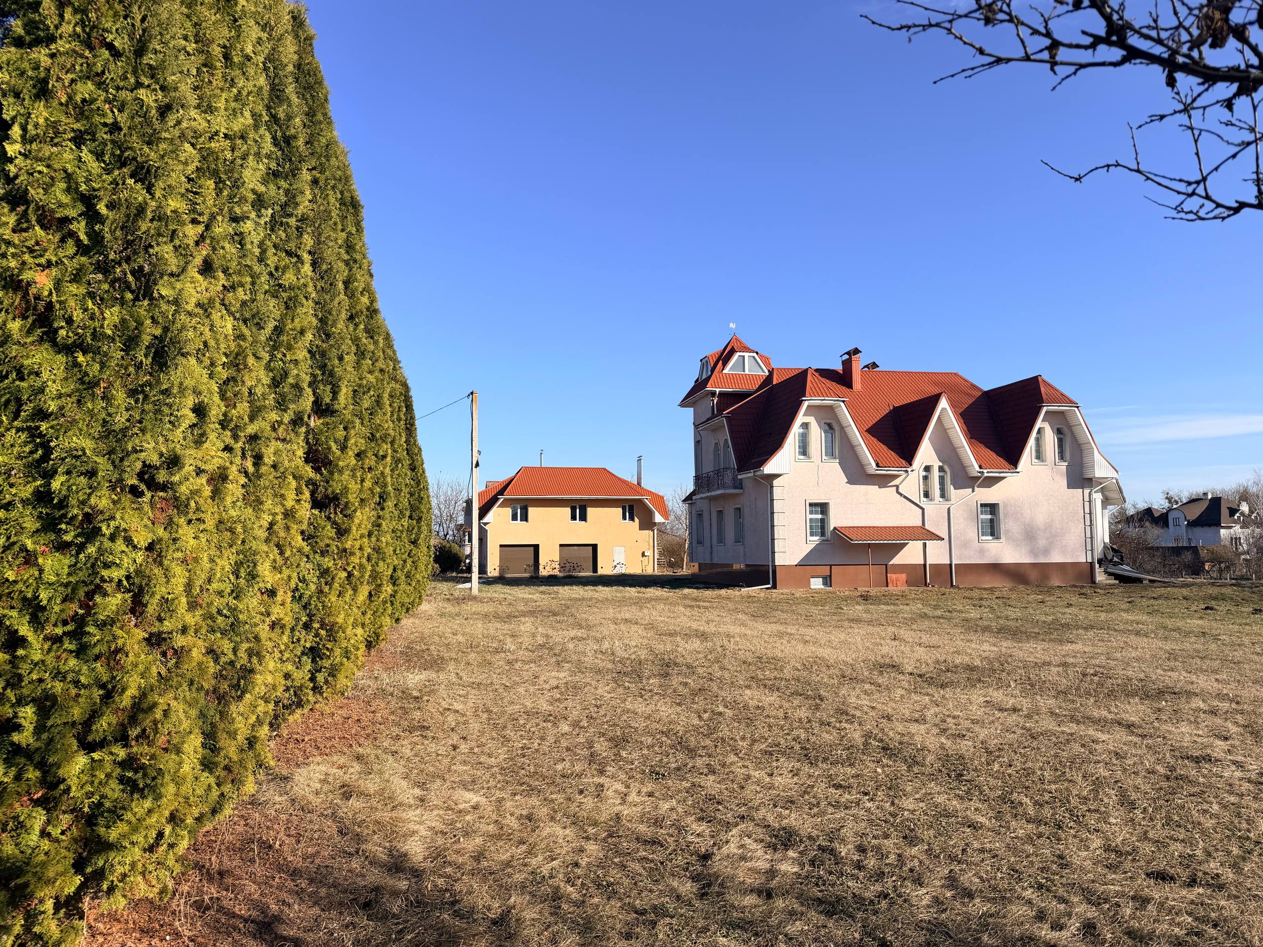 Продається будинок 300м2 з терассою і гостьовим будиночком з