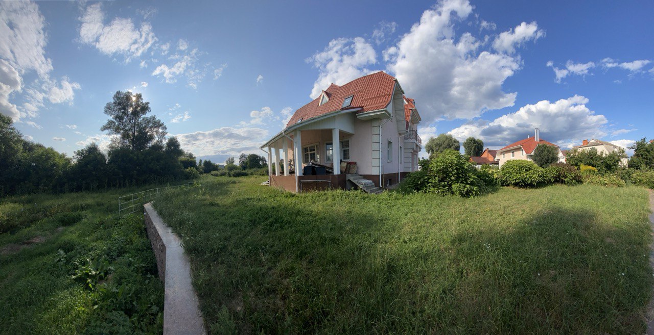 Продається будинок 300м2 з терассою і гостьовим будиночком з