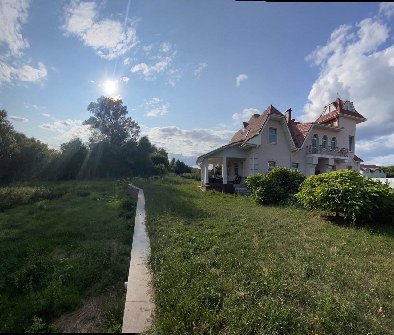 Продається будинок 300м2 з терассою і гостьовим будиночком з