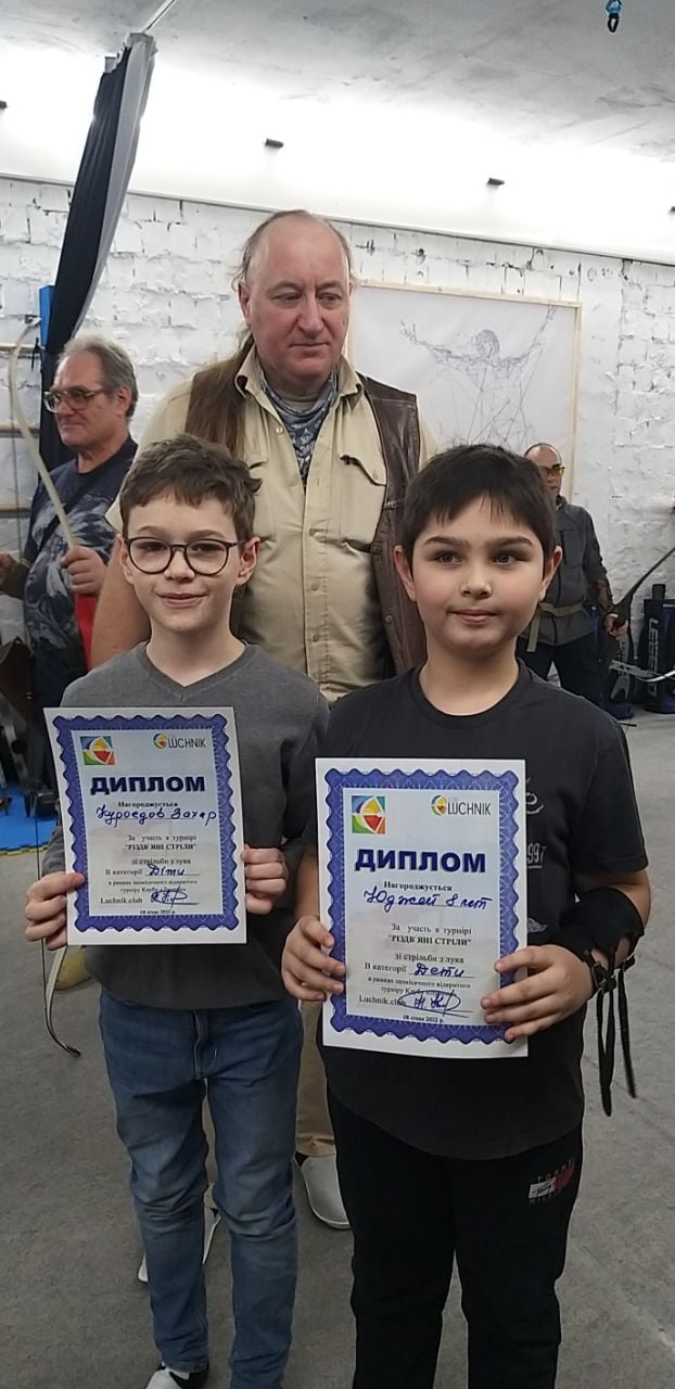 Сімейний відпочинок у Києві — стрільба з лука для дітей