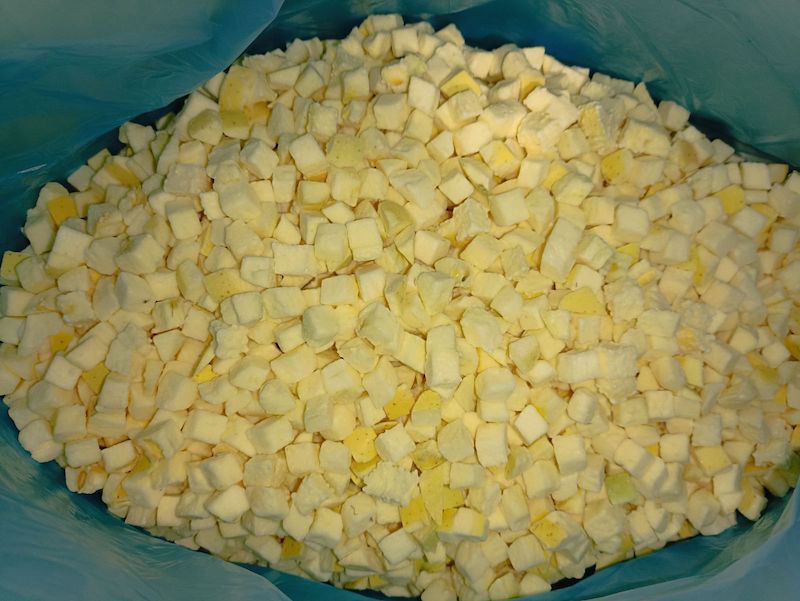 Реалізація замороженого яблука (кубик 10×10 мм) оптом