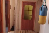 Продам 3 кімнатну квартиру в Киеві біля метро Святошино.