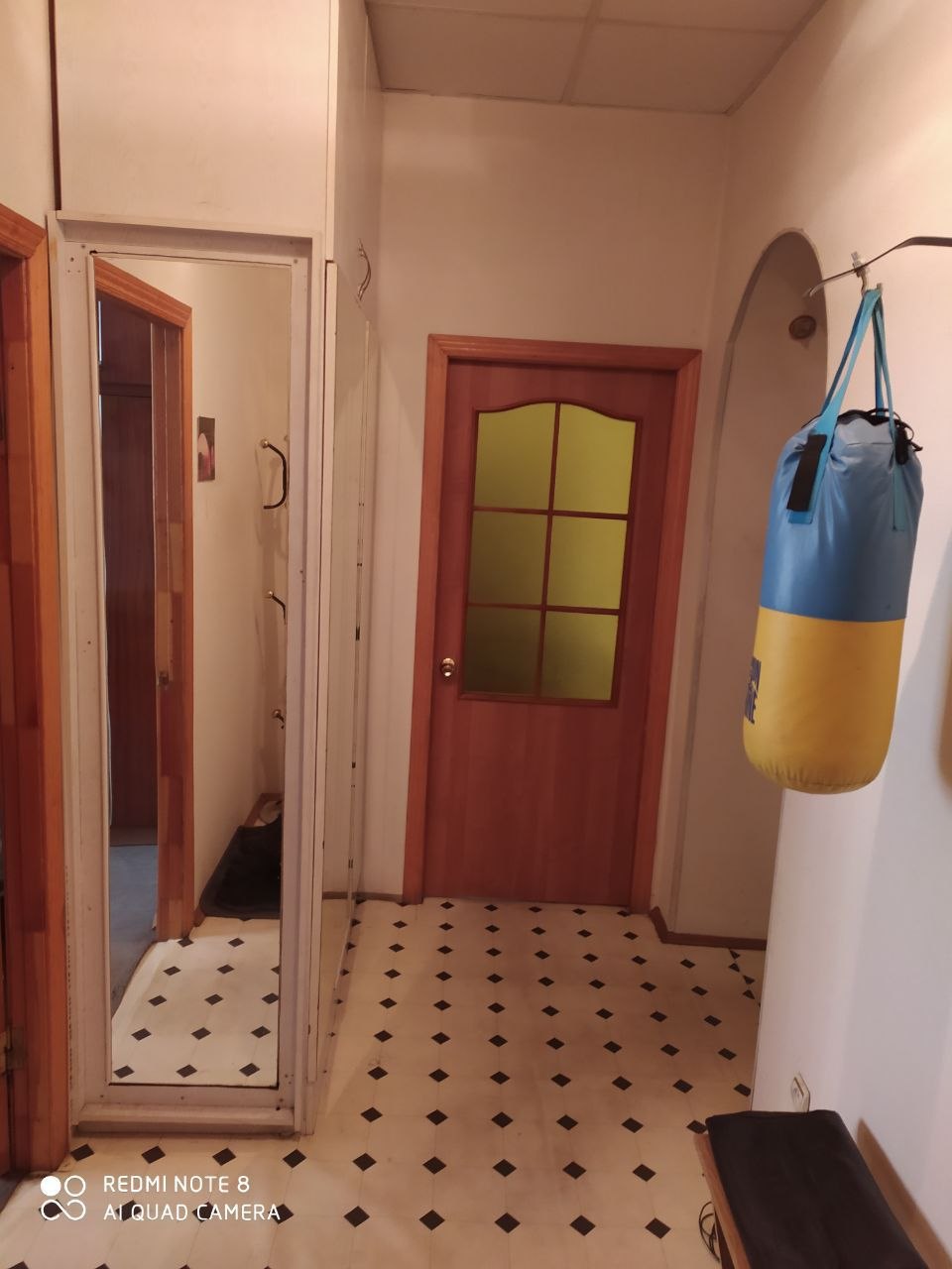 Продам 3 кімнатну квартиру в Киеві біля метро Святошино.
