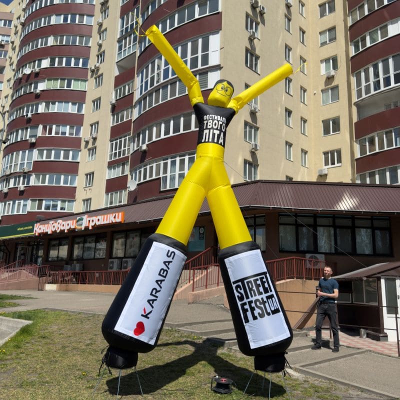 Аеромен вивіска магазину каварні